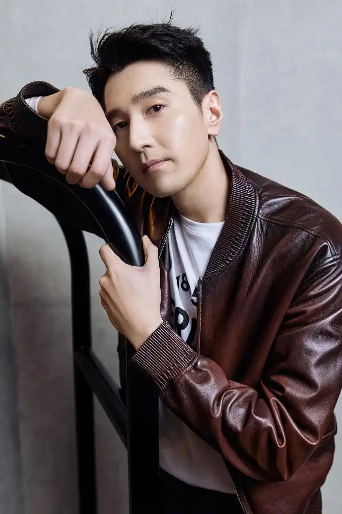 赵又廷发布造型写真 休闲穿搭尽显潇洒干练