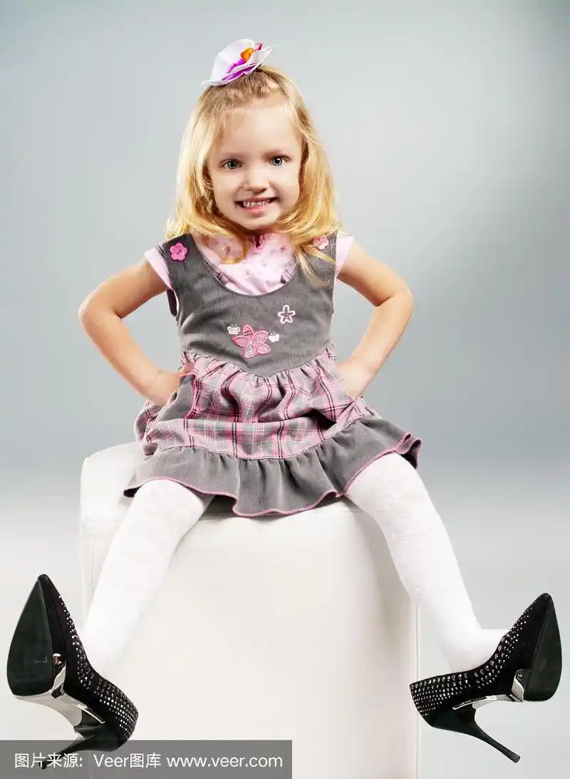 小女孩穿高跟鞋