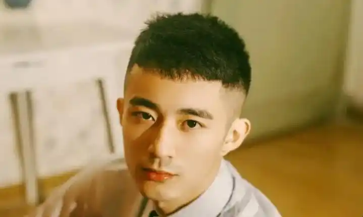 男生自然卷适合什么发型_牛求艺网