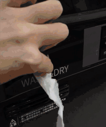 看看下面这张图,两个进气口进气烘干后,水汽就从下面这个出气口出来了