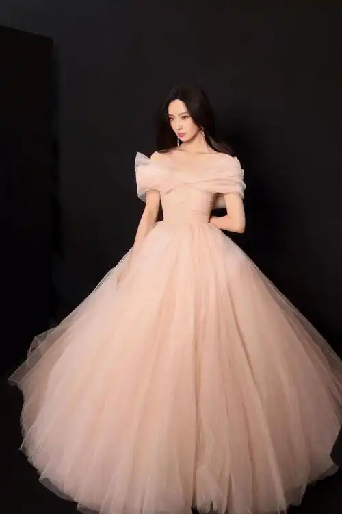 刘诗诗一袭粉色星星裙女人味十足(刘诗诗优雅的气质好高级)(5)