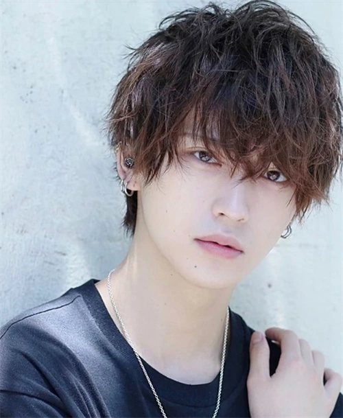 中分定位烫短发,这款男生烫发简单大方好打理,非常帅气有型.