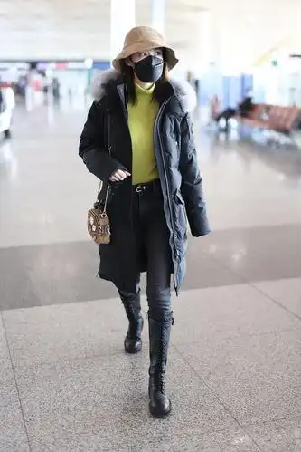 李沁街拍:毛领派克大衣chloe daria灯芯绒手袋 黑色骑士靴文艺清新