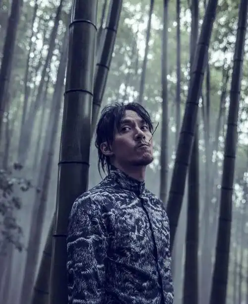 的长发可不是谁都能驾驭的了的,但不走寻常路的张震却利用的恰到好处