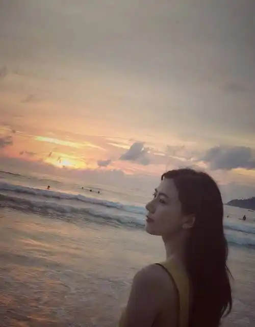 原创高圆圆海边度假美照曝光无美颜无滤镜侧身回眸心动了