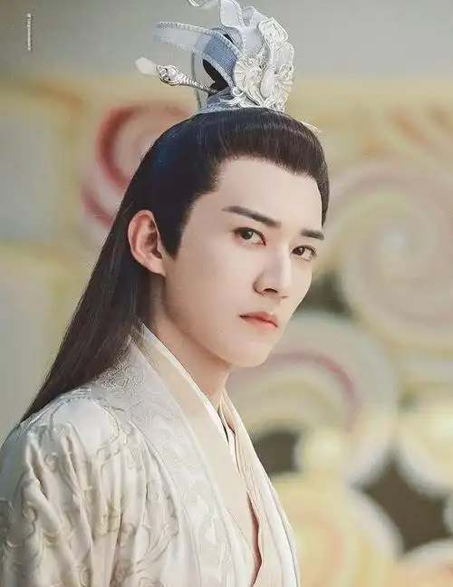 拥有一流的古装颜值,每次有新晋古装美男盘点几乎都能看到罗云熙的