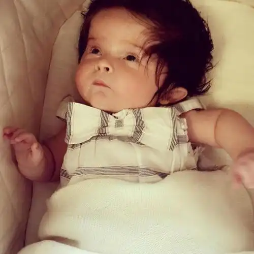 英国女宝宝患脑积水,医生曾断言头发会掉光,现却如长发公主