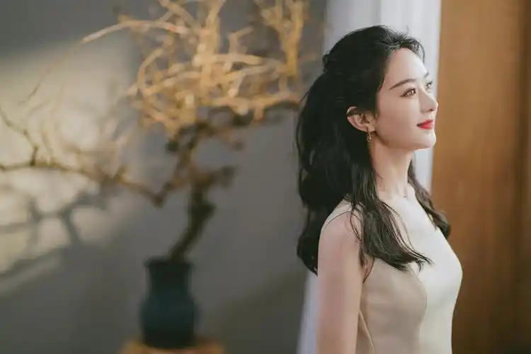 赵丽颖中秋写真释出  手持花卉笑容迷人