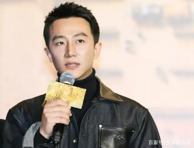 黄轩"侧颜杀"下颌优越,典型"穿衣显瘦,脱衣有肉",有被帅到