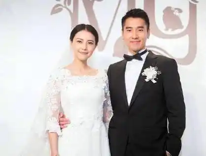 高圆圆产后首晒照调皮辣妈穿起西瓜衣颜值身材已恢复如初