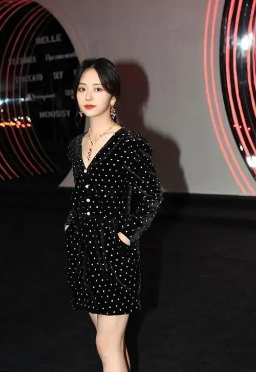 谭松韵该走成熟路线穿波点丝绒裙有法式优雅感有了30的样子