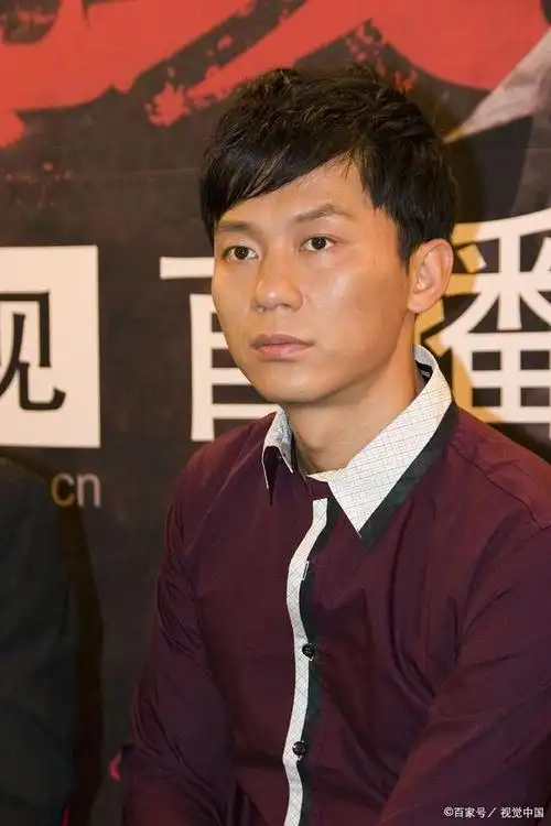 李晨虽然是近几年刚刚走红的,但他已经是一位老演员了,入行很多年
