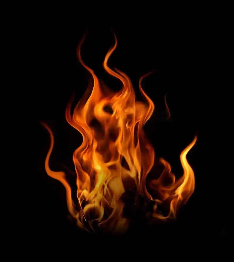 黑色背景一团正在燃烧的火焰火焰