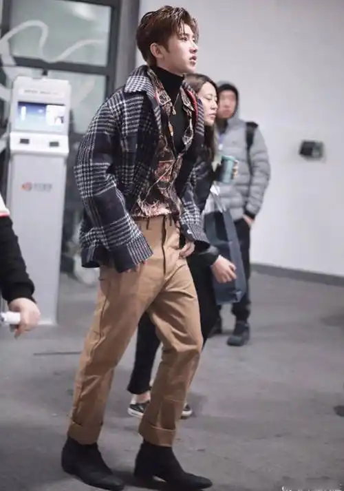 蔡徐坤机场私服街拍照全身黑白色搭配怎么帅气怎么穿