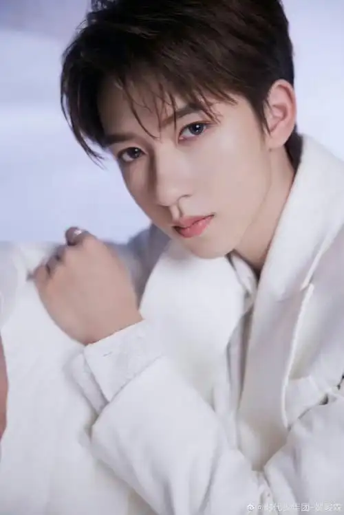 贺峻霖穿的是裙子吗#贺峻霖写真造型分享,白色造型别致且高级,在吧创