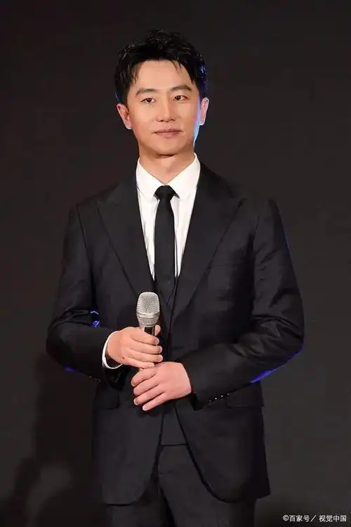 黄轩恋情曝光,从低调到深情,与神秘女子牵手大方亮相