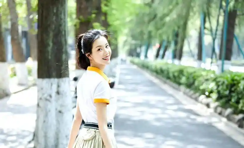 陈都灵南航校园随拍,polo衫配百褶短裙,学院风穿搭清纯又减龄!