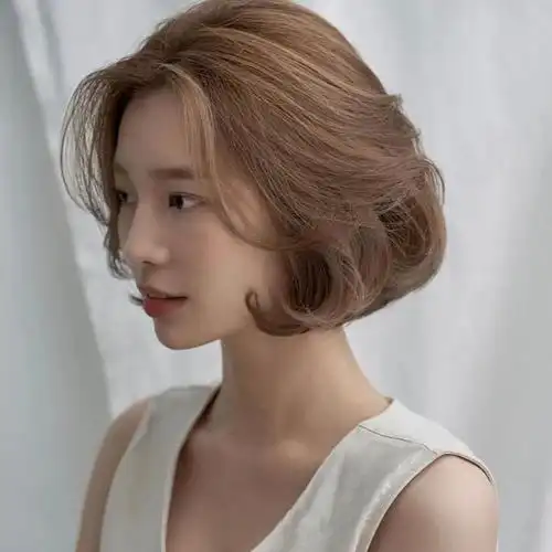 2020年流行的短发在这儿波波头依旧养眼