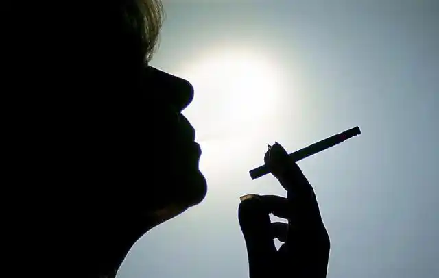 华丽的寂寞,孤独的夜晚, 撕开锡铂纸,烟盒内二十根烟整齐的排列