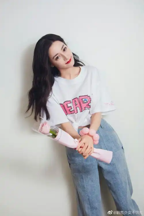 迪丽热巴比10随拍#迪丽热巴最新随拍来啦,身穿deart恤,用手比10,槐热