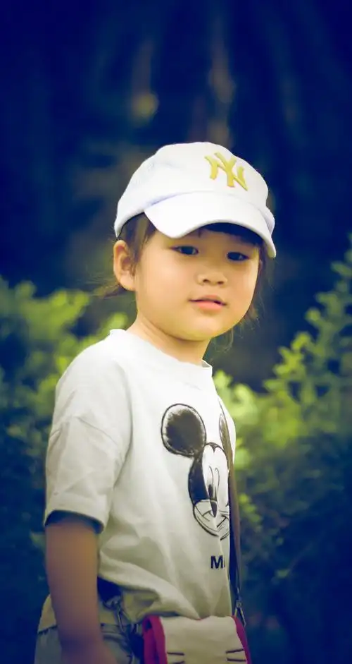 带帽子卖萌耍酷的小女孩