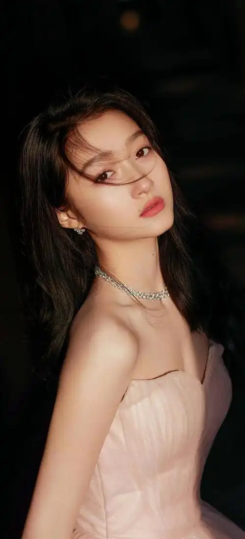 关晓彤率真妩媚甜美迷人优雅大方