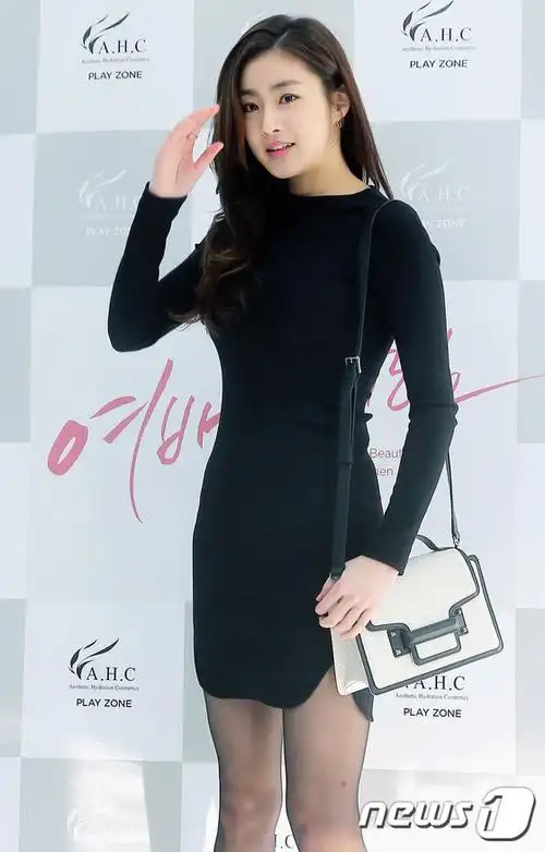 姜素拉黑色连衣裙出席活动 尽显性感完美身材【组图】 (2)
