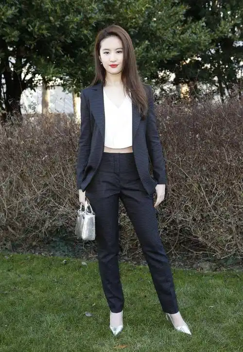 原创神仙姐姐刘亦菲身材和气质绝了穿一件吊带连衣裙高级优雅