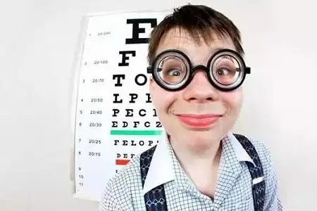 成年后的你近视还在加深,要小心了!