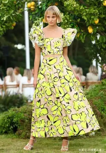 这场夏日服装秀太酷了,把t台搬到了植物园里,模特们宛如精灵!