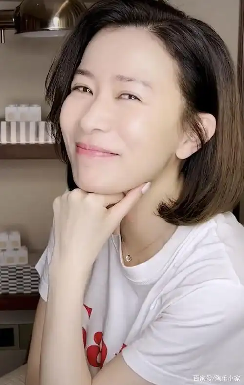 佘诗曼零滤镜自拍尽显完美肌肤,大方分享保养秘诀全靠一招!