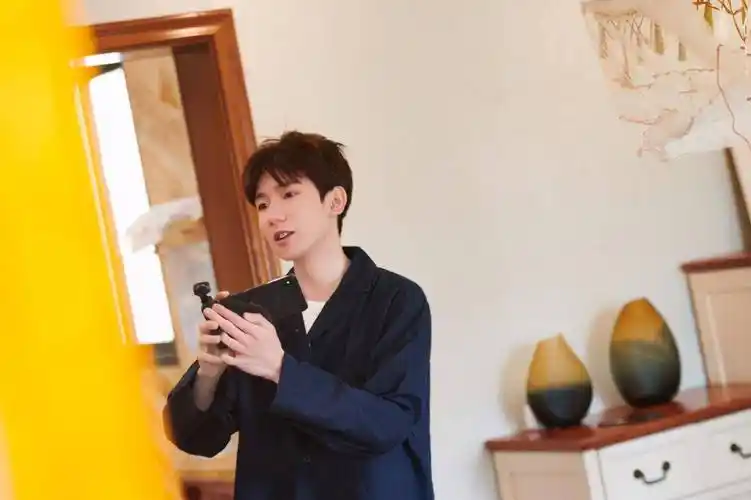 原创走进王源重庆豪宅卧室一物品意外曝光粉丝看后尖叫不已