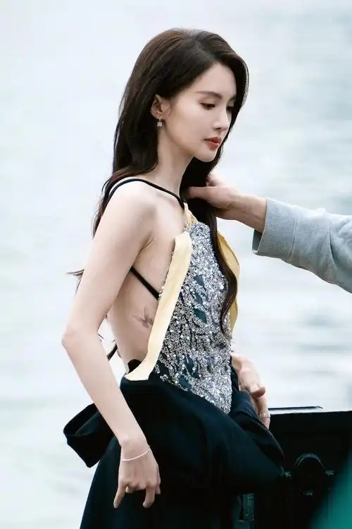 金晨今天的露背装露出腰侧蝴蝶纹身03她身材真的好好啊纹身也蛮好看