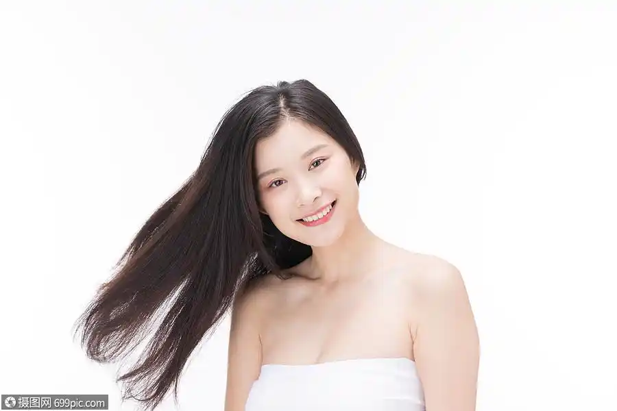 美女展示丝滑的秀发