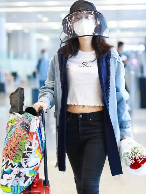 赵今麦这身材是真的?穿长款t恤配黑色紧身裤,臀部曲线也太翘了