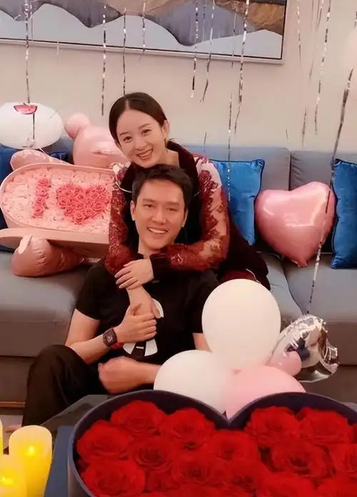 赵丽颖罕晒与儿子合照,4岁想想依偎妈妈身上玩耍,乖巧又可爱