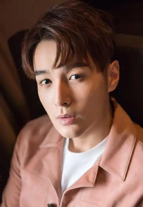 张昊唯,出生于山东济南,毕业于中央戏剧学院,中国内地男演员.