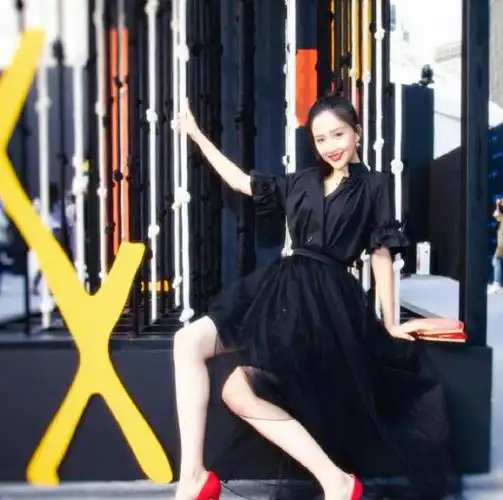 陈欣予才是真腿精一袭黑色拼接裙配红色恨天高秀出毛笔腿