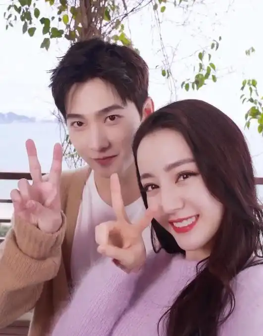 杨洋热巴甜蜜自拍,两人搂肩亲密对视cp感满满,杨洋忍不住害羞