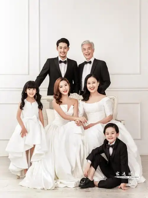 一年一张全家福,这份爱温暖而意味深长;照片就是有这样的力量,不会