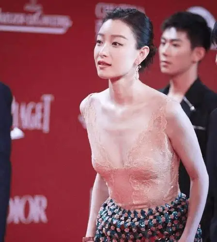 倪妮瘦得好夸张穿低领装出席活动排骨线条清晰可见