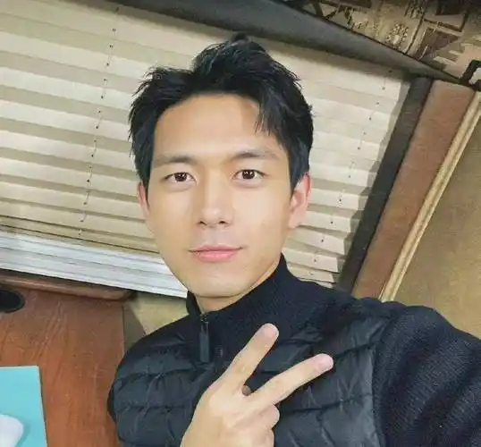 男明星自拍角度有多直男肖战任嘉伦还好看到朱一龙胡歌笑出声