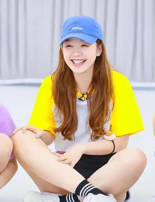 徐梦洁笑得甜穿搭也可爱这让她的演艺事业也是一路芬芳