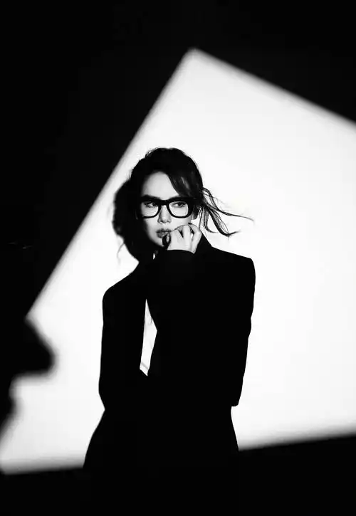 戚薇黑色西装霸气写真