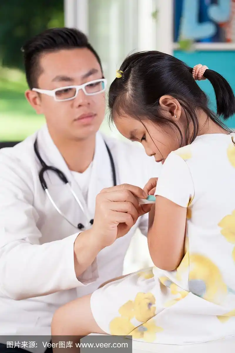 亚洲儿科医生检查小女孩
