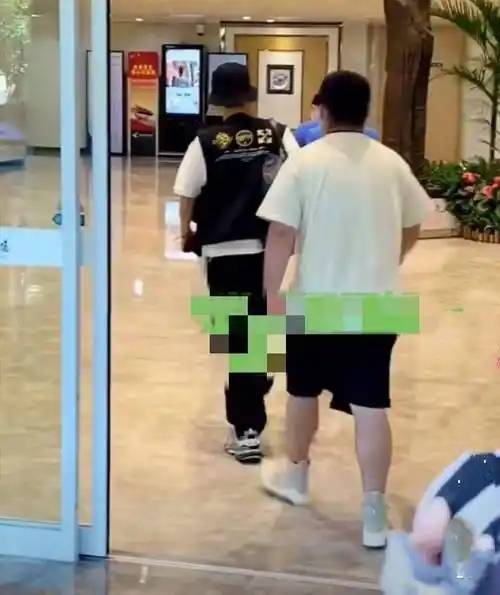 肖战和女经纪人抵达机场,下车后自己拿行李,走路姿势亮了_时候_工作