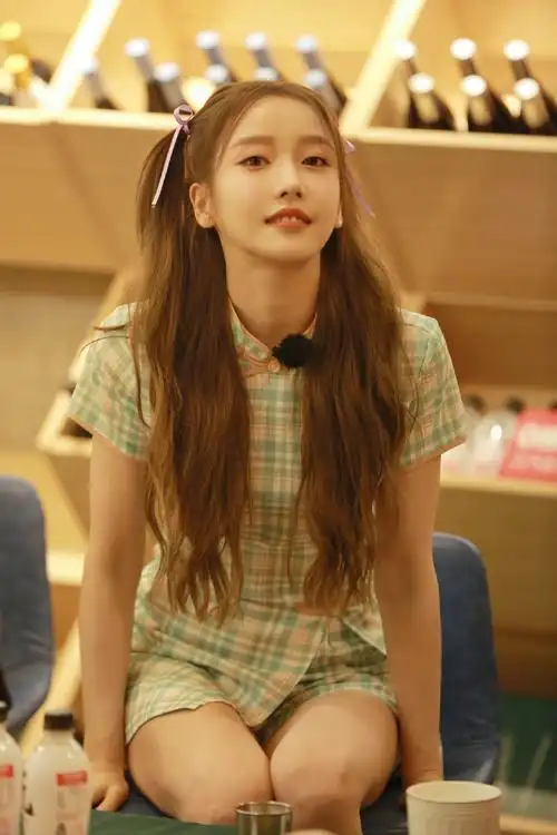 简介:姜贞羽双马尾俏皮写真图片,分享一组姜贞羽图片给大家,图中的