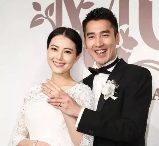 高圆圆被曝怀孕,脸变圆刻意遮肚子引发猜测,静等赵又廷官宣!