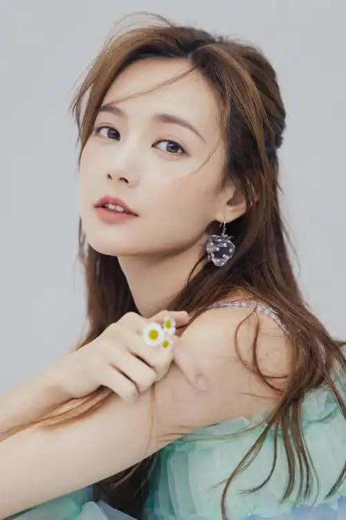 p>李一桐,1990年9月6日出生于山东省济南市,中国内地女演员,毕业于 a