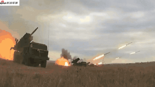 近日,有俄军士兵上传了在bm-21多管火箭炮发射阵地附近拍摄的画面